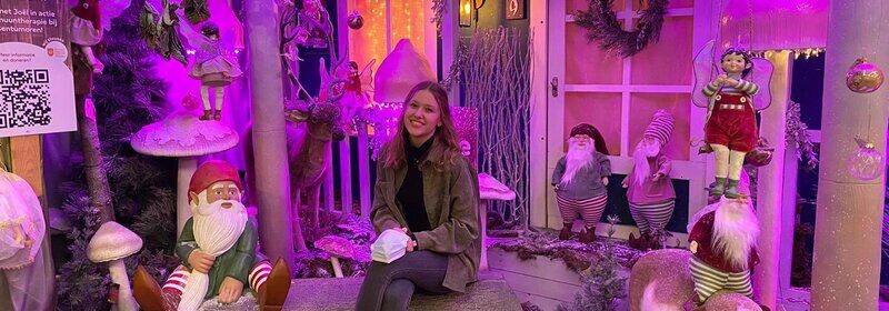 Een vrouw poseert in een kerstshow