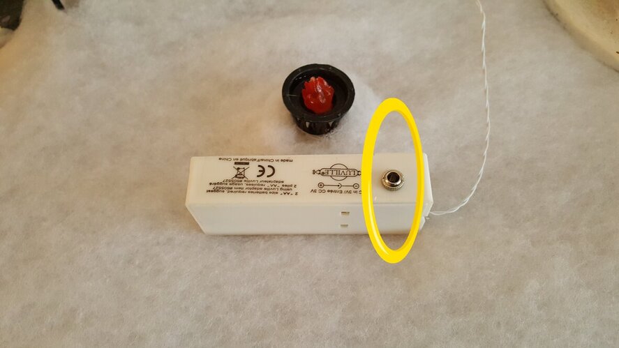 Een batterij aansluitkastje met een adapter aansluiting.