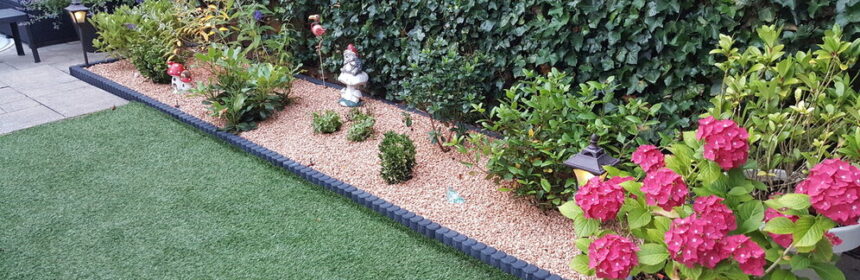 Een tuin met een aangelegde border