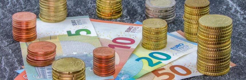 briefgeld en opgestapelde muntgeld