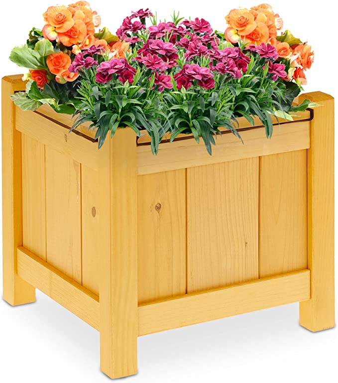 Een plantenbak met bloemen voor de juffen en meesters
