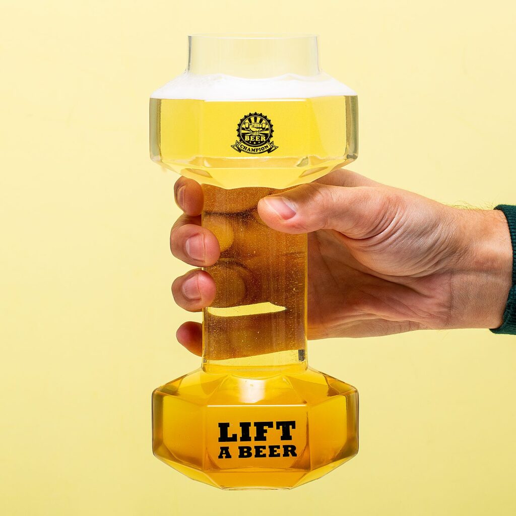 Een bierglas in de vorm van een halter