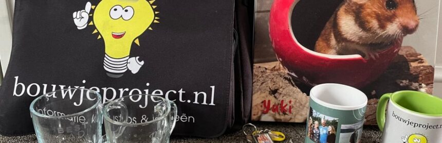 tas schilderij ketting glazen bekers en sleutelhangers