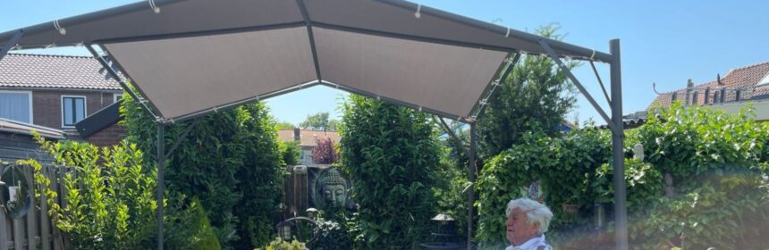 man in tuin met partytent